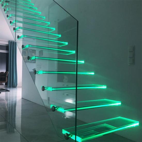 Moderne Glastreppe mit Stufenbeleuchtung von TREPPEN CONCEPT